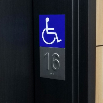 Does the Jackson Park Inn offer an accessible option?